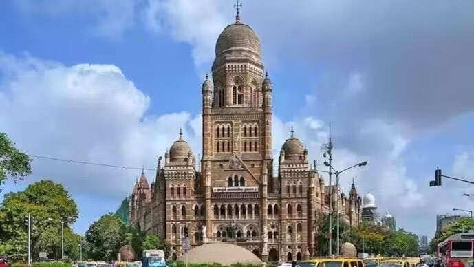 RTI के मुताबिक, BMC के 207 अधिकारी ACB के भ्रष्टाचार मामलों में शामिल हैं. इनमें 112 अभी भी नौकरी में हैं. (File Photo)