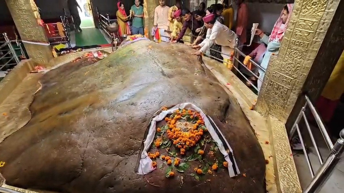 टिहरी जिले के प्रसिद्ध कोटेश्वर महादेव मंदिर में सावन के अवसर पर श्रद्धा और भक्ति का अद्भुत नजारा देखने को मिला. (Photo: ITG)