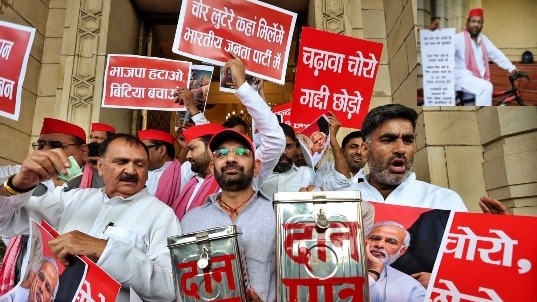 यूपी विधानसभा परिसर में सपा विधायकों का प्रदर्शन (Photo- Screengrab) 
