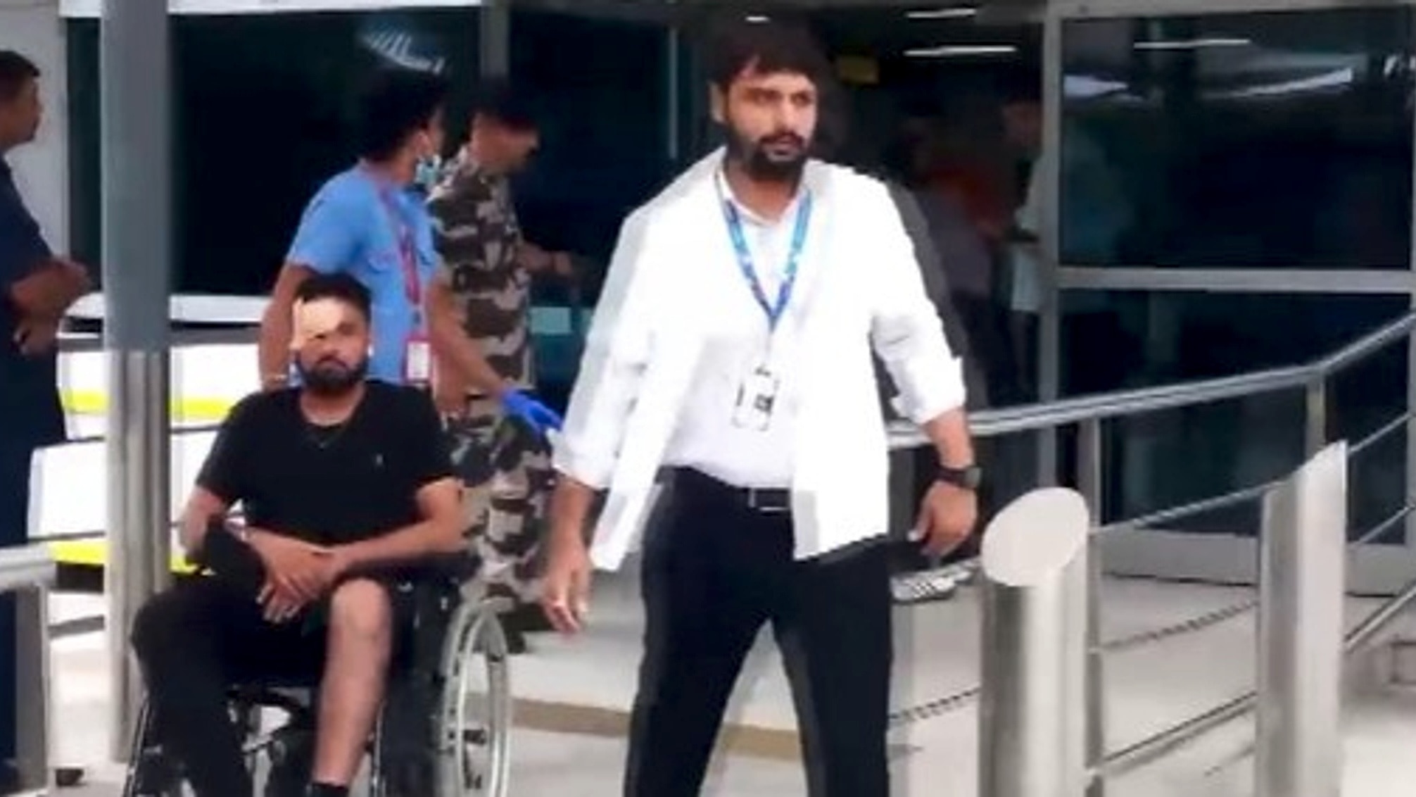 एअर इंडिया की फुकेट से आ रही फ्लाइट में टर्बुलेंस से 12 यात्री घायल हुए हैं 