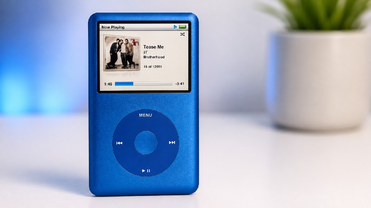 पुराने iPod और वायर्ड ईयरफोन के साथ म्यूजिक सुनता एक Gen Z यूजर. (Photo: AI)