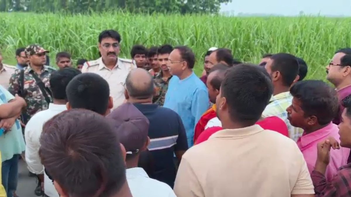 आसपास लगे सीसीटीवी कैमरे खंगाल रही पुलिस. (Photo: Screengrab)