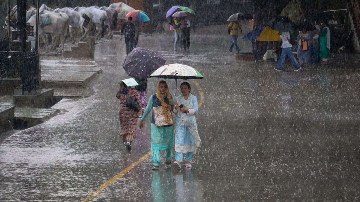 IMD ने यूपी के 55 से ज्यादा जिलों में कहीं बारिश तो कहीं तेज हवाओं का अलर्ट जारी किया है (Photo: PTI)