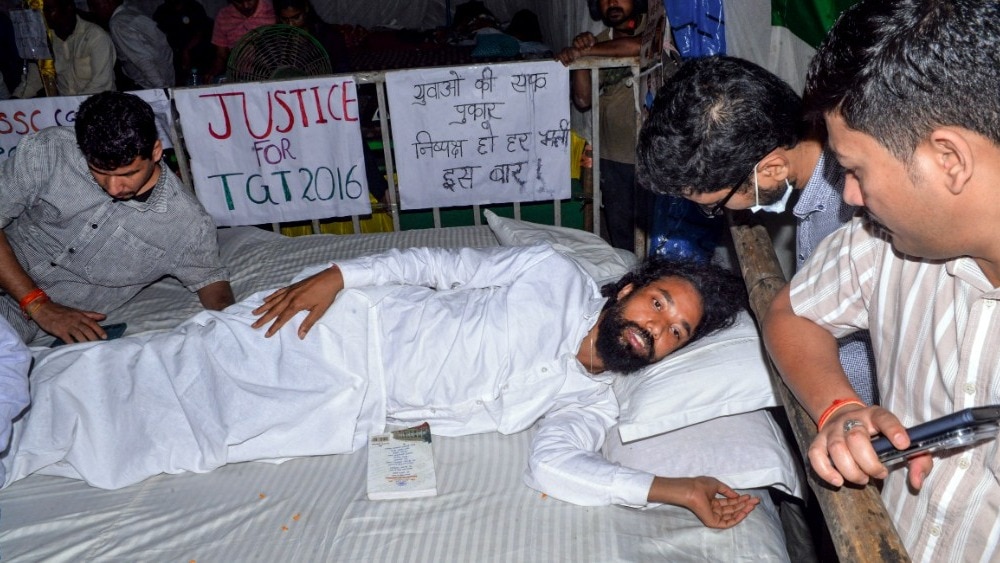 झारखंड के रांची में परीक्षाओं के मुद्दे पर छात्रों का प्रदर्शन जारी है. अनशन पर बैठे हैं देवेंद्र महतो