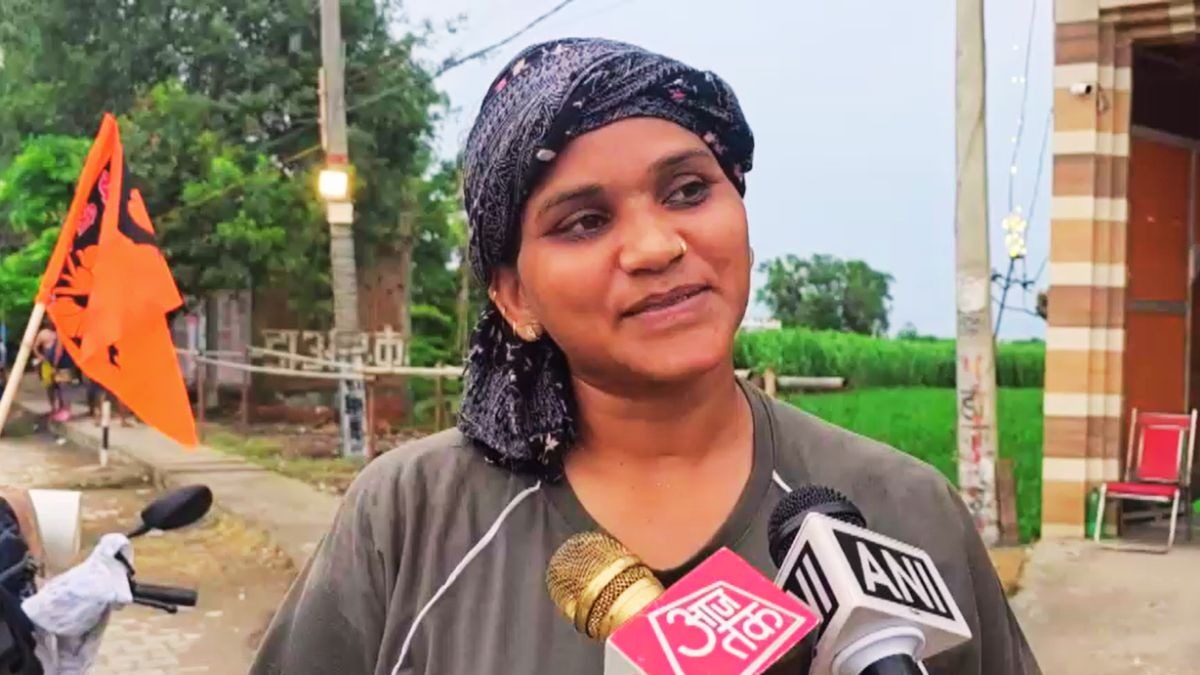 सास-ससुर को गंगाजल से नहलाने 230 KM पैदल चली बहू. (Photo: Screengrab)
