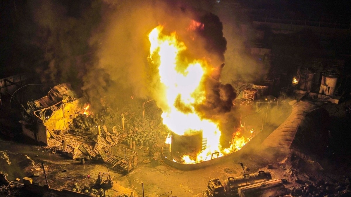 ब्राजील के केमिकल फैक्ट्री में लगी आग (Photo: AFP)