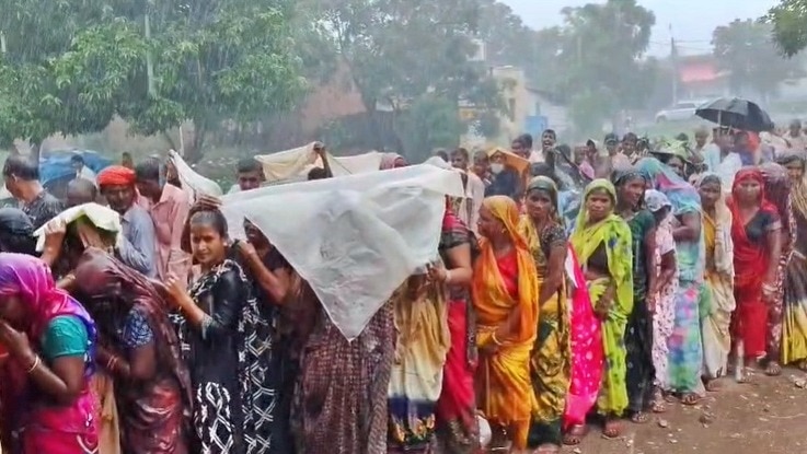 गोंडा में खाद के लिए लाइन में लगीं महिलाएं (Photo- Screengrab)