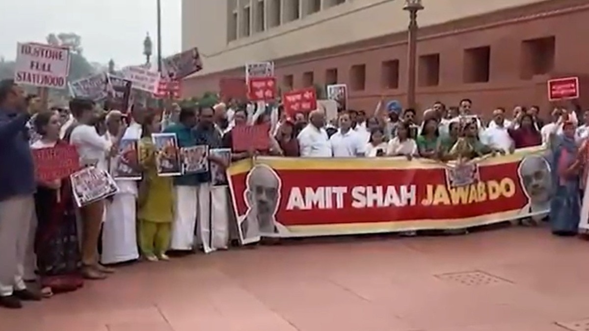 संसद परिसर में विपक्ष का प्रदर्शन