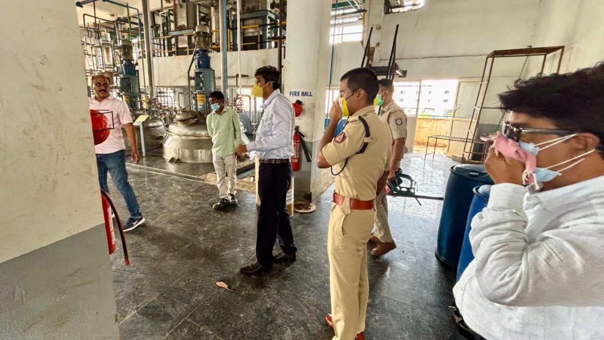 केमिकल लीक के बाद पुलिस टीम मौके पर पहुंची. (Photo- ITG)