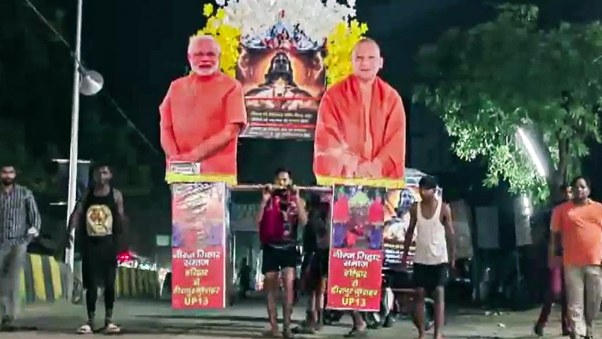 मोदी-याेगी कह फोटो लगी कांवड़ लेकर निकले शिवभक्तों की खूब चर्चा हो रही है (Photo ITG)