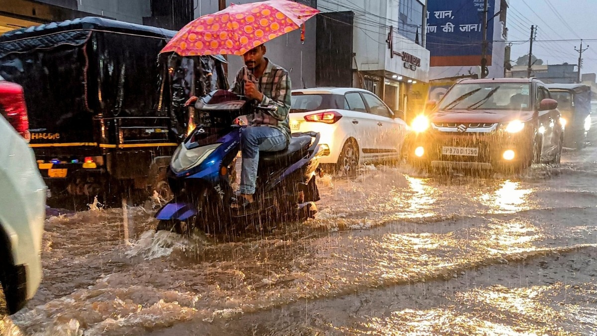 कल का मौसम : 6 अगस्त के लिए IMD ने कई जिलों में बारिश का अलर्ट जारी किया है (Photo: PTI)