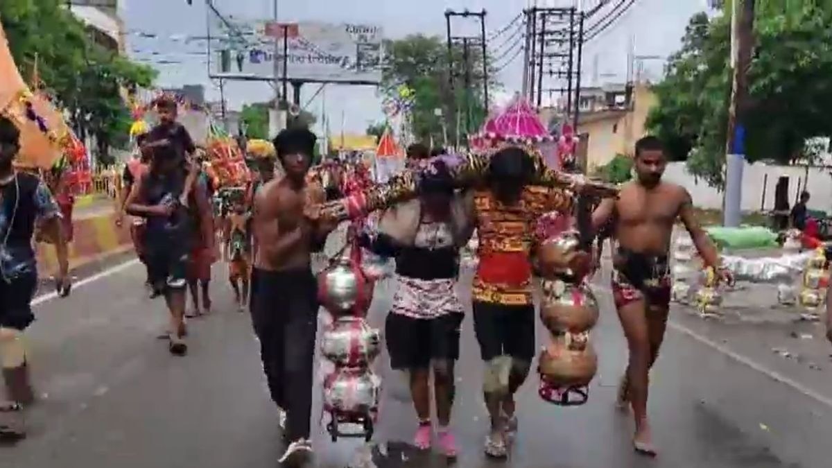 कांवड़ लेकर साथ चल रहा प्रेमी जोड़ा. (Photo: Screengrab)
