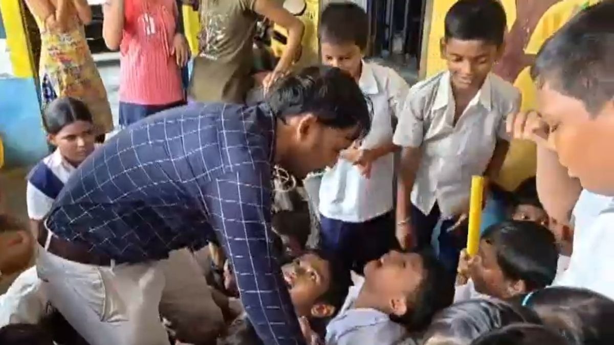 टीचर के ट्रांसफर पर रोने लगे बच्चे. (Photo: Screengrab)
