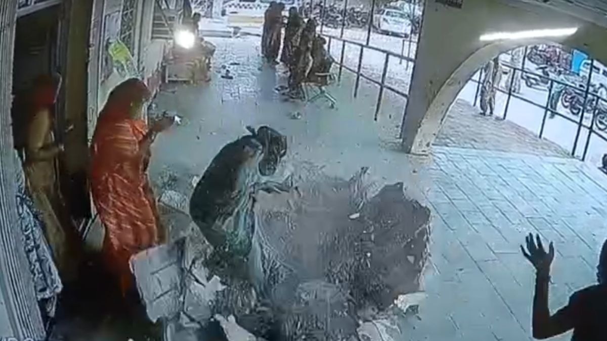मलबे की चपेट में आने से महिला घायल. (Photo: Screengrab)