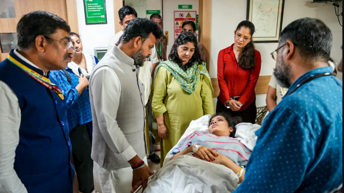      केंद्रीय मंत्री किंजरापु राममोहन नायडू ने अस्पताल में घायलों से मुलाकात की. (फोटो-PTI)