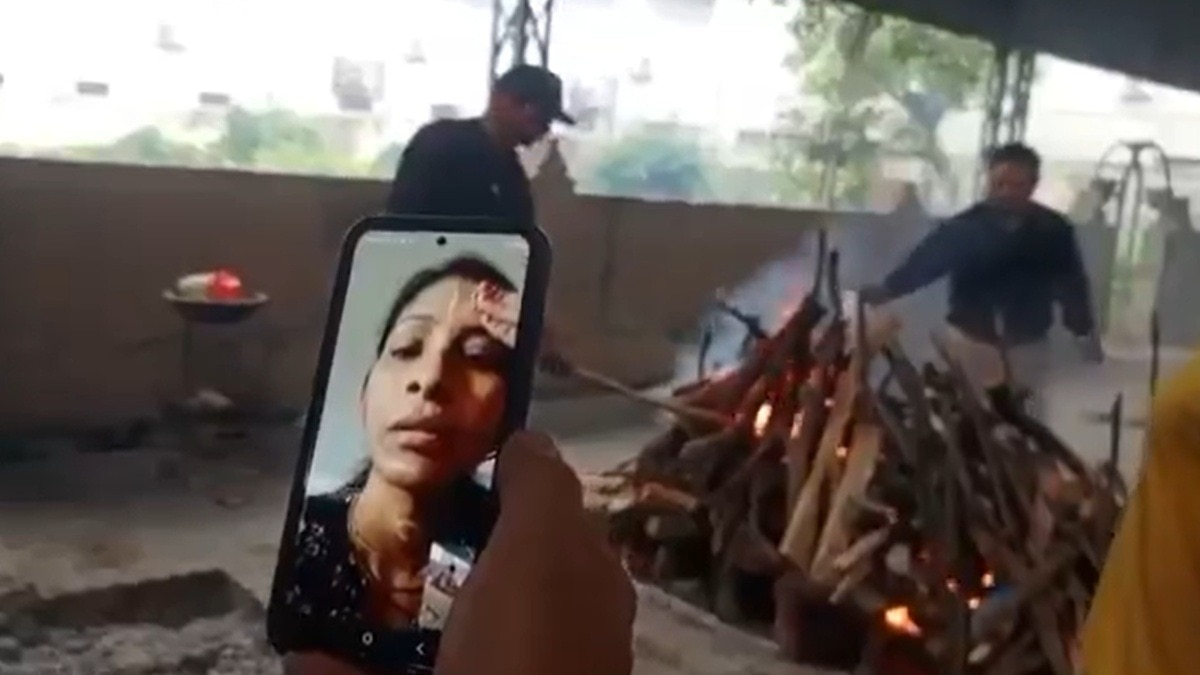 पिता के अंतिम संस्कार में शामिल नहीं हुई बेटियां. (Photo: Screengrab)