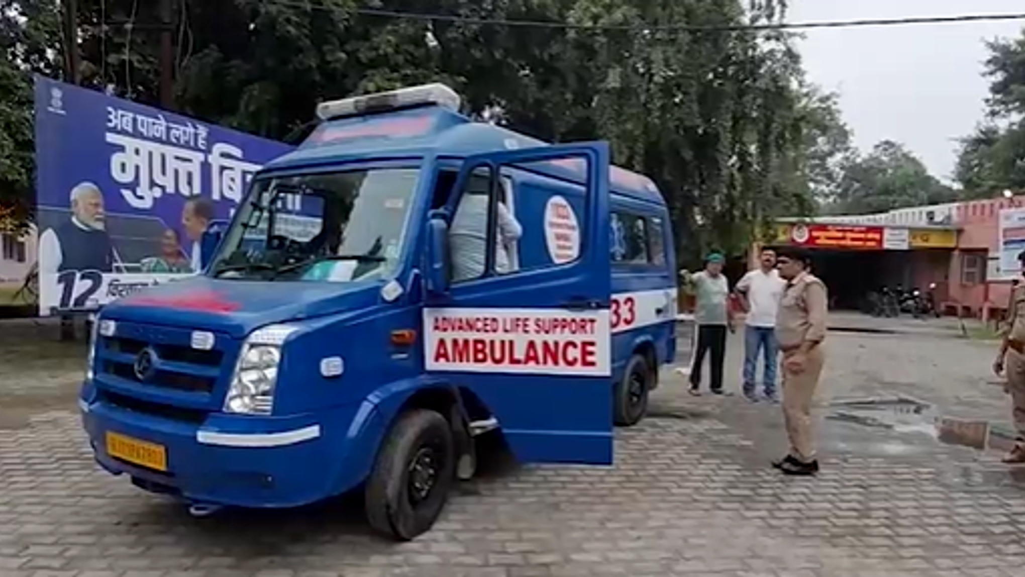बाइक के बैग से मिली शराब की बोतल.(Photo: Screengrab)