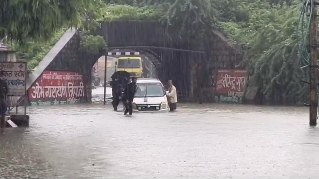 बारिश ने खोली सफाई व्यवस्था की पोल, बांदा में सड़कें बनीं 'स्विमिंग पूल'