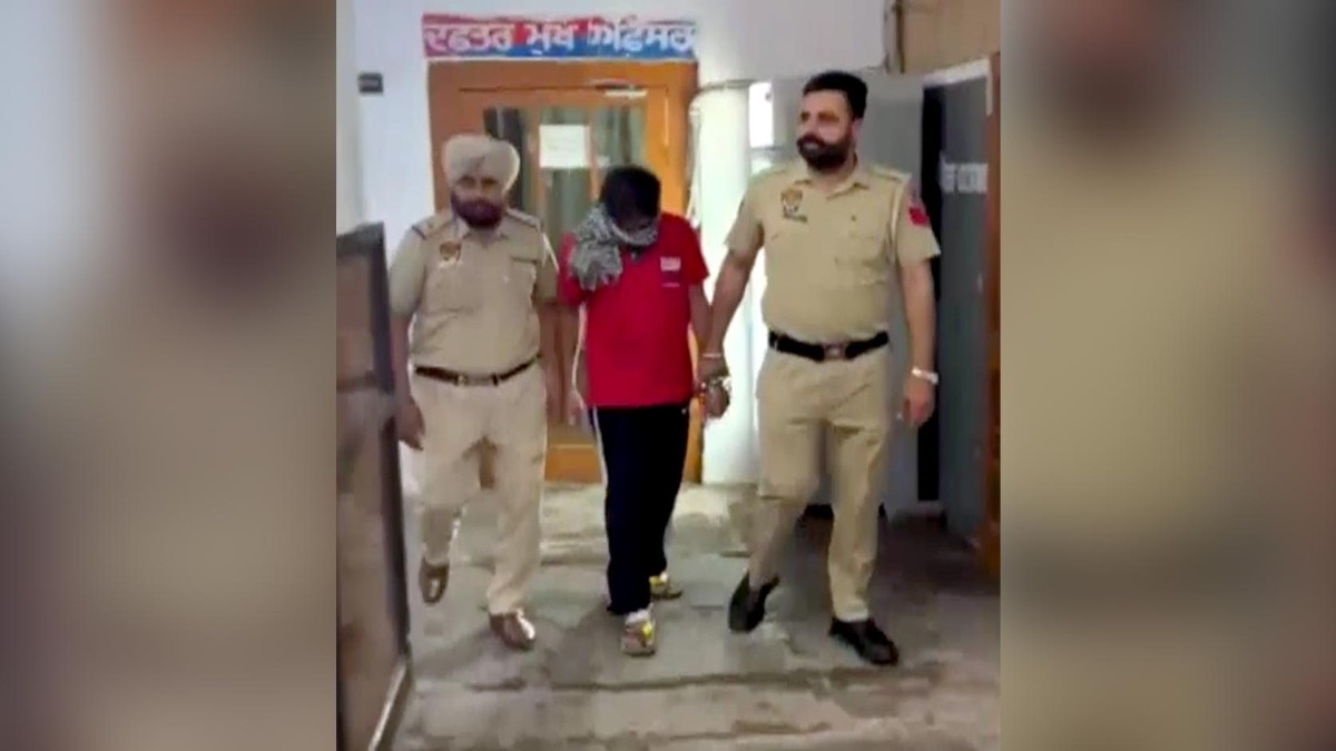 नकली SHO को पुलिस ने गिरफ्तार किया. (Photo: Screengrab)
