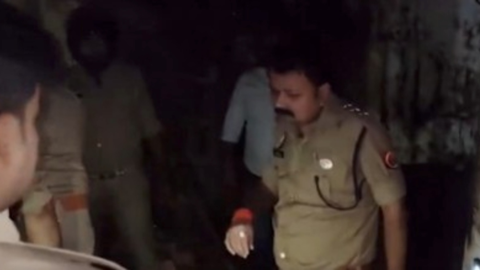 प्रतापगढ़ (उत्तर प्रदेश) में ढही 100 साल पुरानी बिल्डिंग