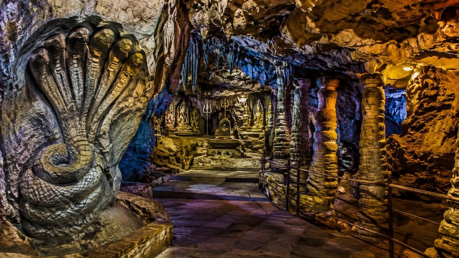 Secrets of the End of Kali Yuga and the Great Flood are Kept in the Patal Bhubneshwar Cave in Uttarakhand