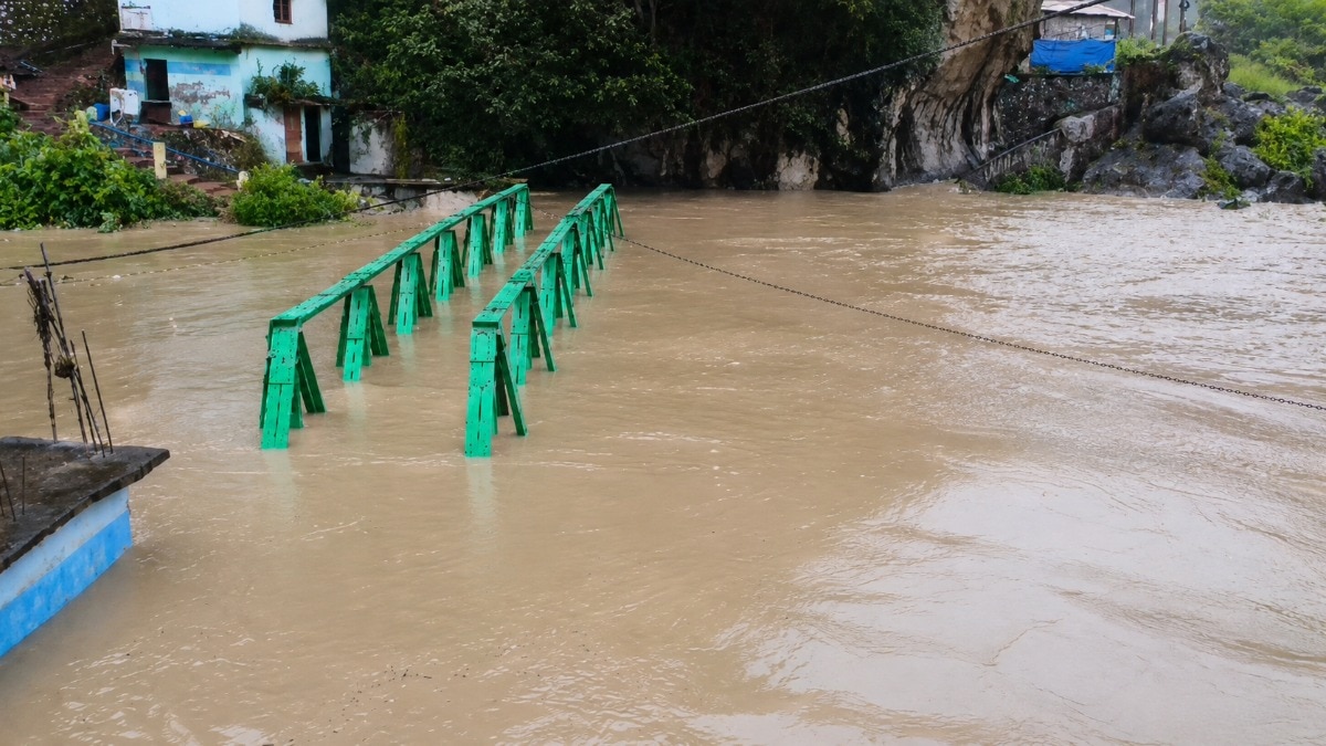 नदी का पानी आवासीय घरों तक पहुंच गया है. (Photo: ITG)