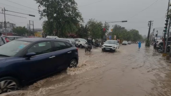 गुरुग्राम के शीतला माता रोड पर बारिश से हुआ जलभराव