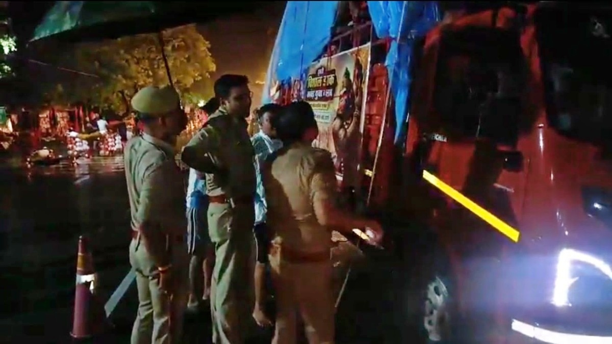 Police measuring the height of the DJ system (Photo: ITG)