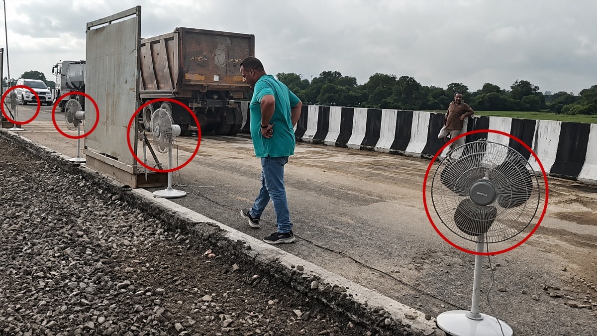 पंखा लगाकर लखनऊ कानपुर एक्सप्रेसवे को सुखाया जा रहा है (Photo ITG)
