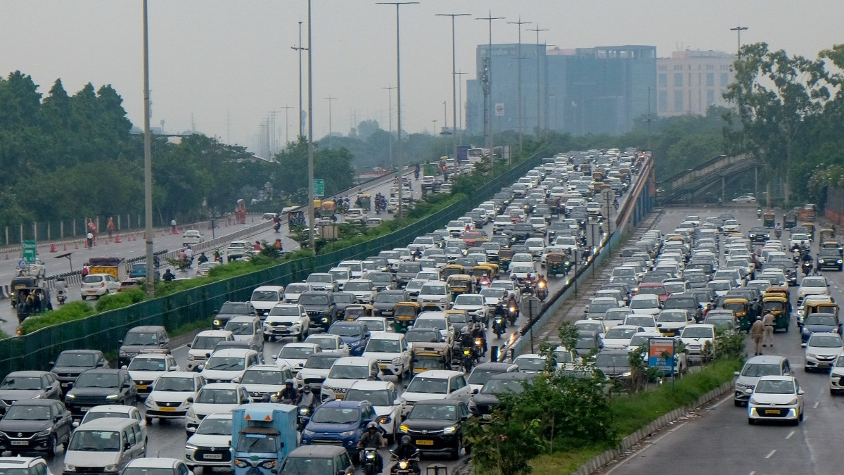 बारिश से लगा गुरुग्राम में जाम, लोग घंटों तक कार में फंसे रहे (Photo-PTI)