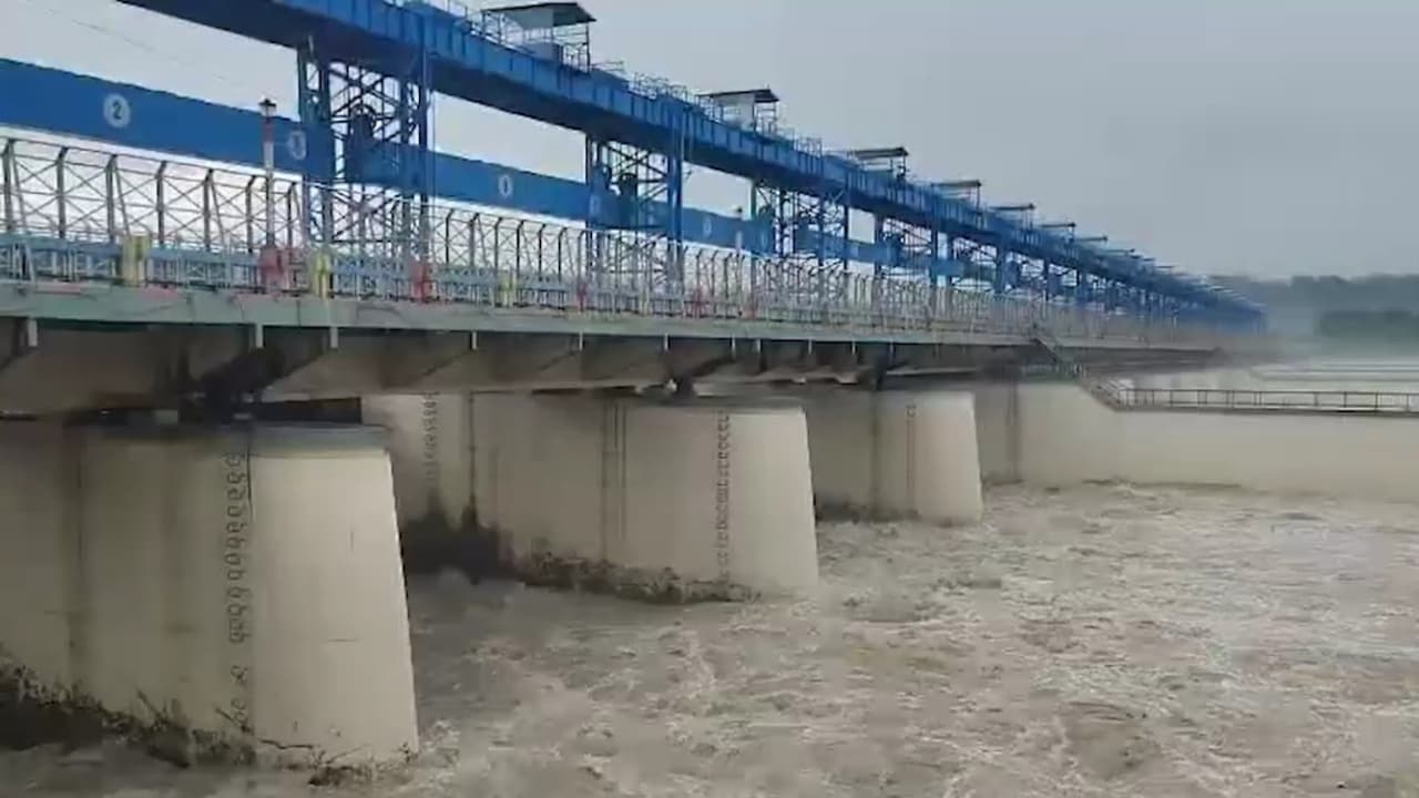 उफनती गंगा, पहाड़ों की बारिश, बाढ़ का खतरा... हाई अलर्ट पर हरिद्वार