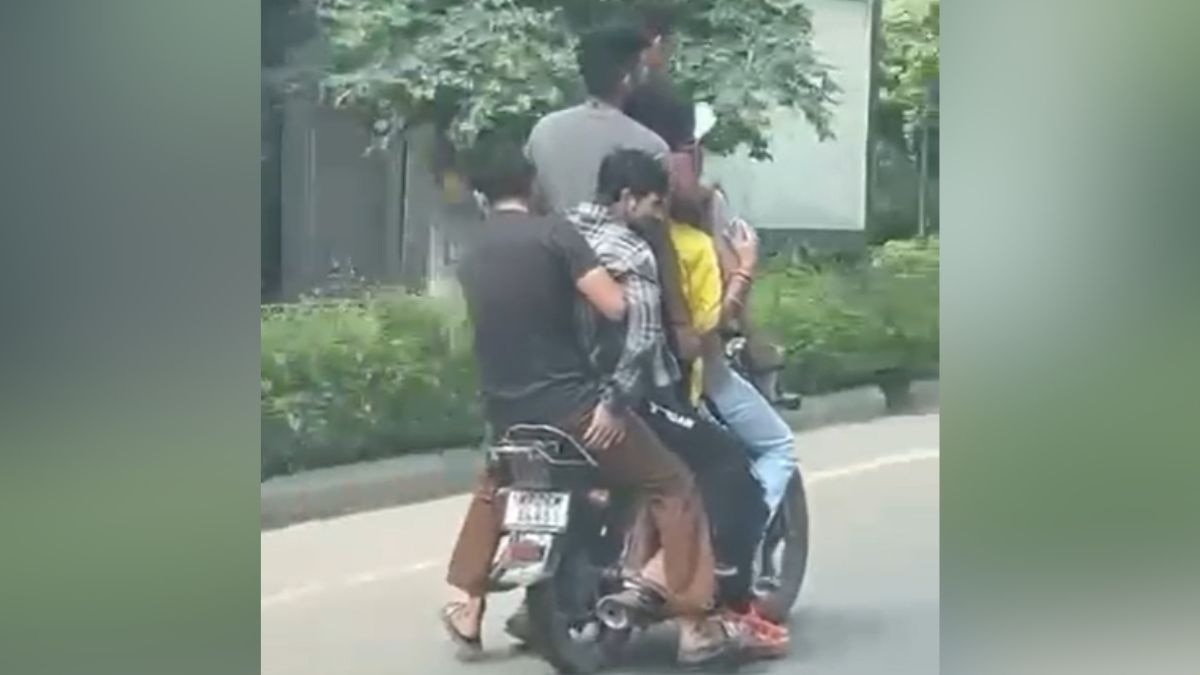 बाइक पर सवार होकर किया स्टंट. (Photo: Screengrab)
