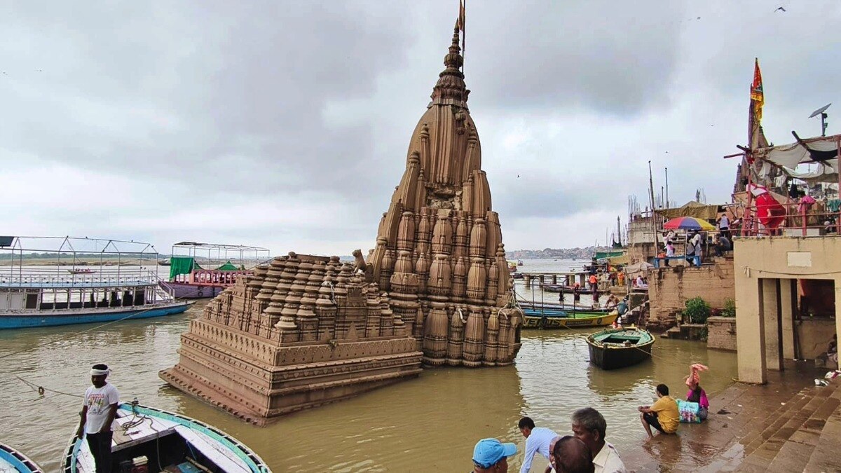 वाराणसी में गंगा का जलस्तर तेजी से बढ़ रहा (Photo- ITG)