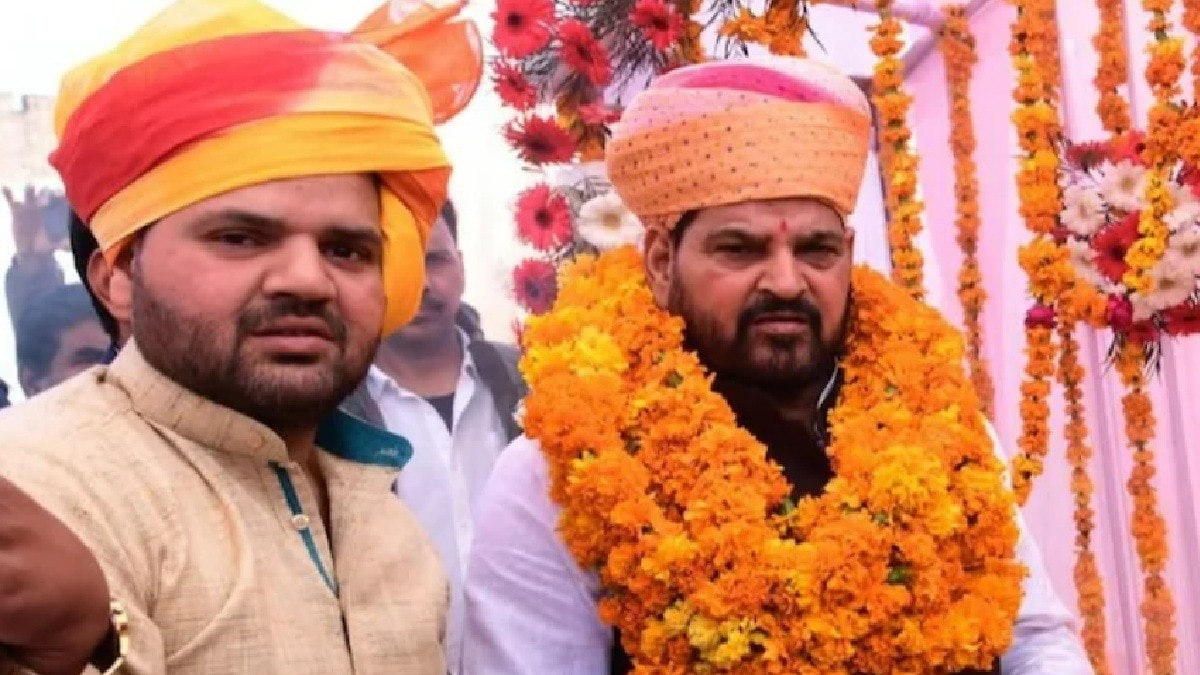 करण भूषण सिंह अपने पिता बीजेपी नेता बृज भूषण सिंह के साथ.  (Credit: File Photo/Facebook/ Karan Bhushan Singh)