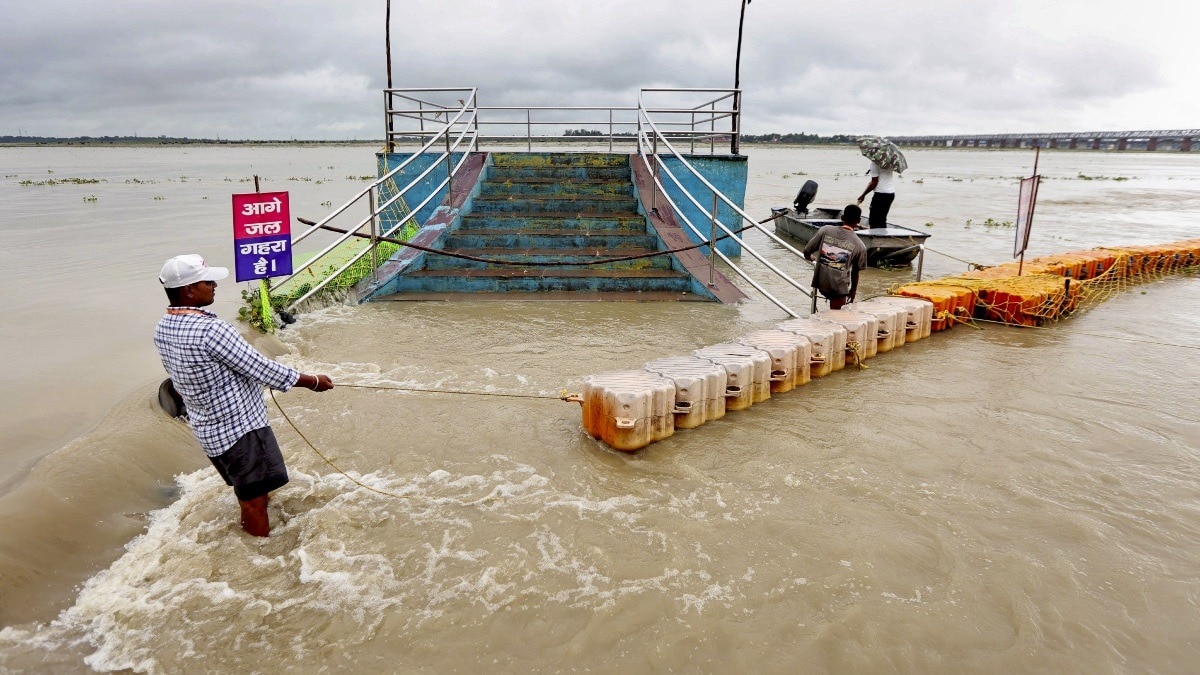 प्रयागराज में  गंगा नदी का जलस्तर बढ़ने पर लगाए बैरिकेड. (Photo:PTI)