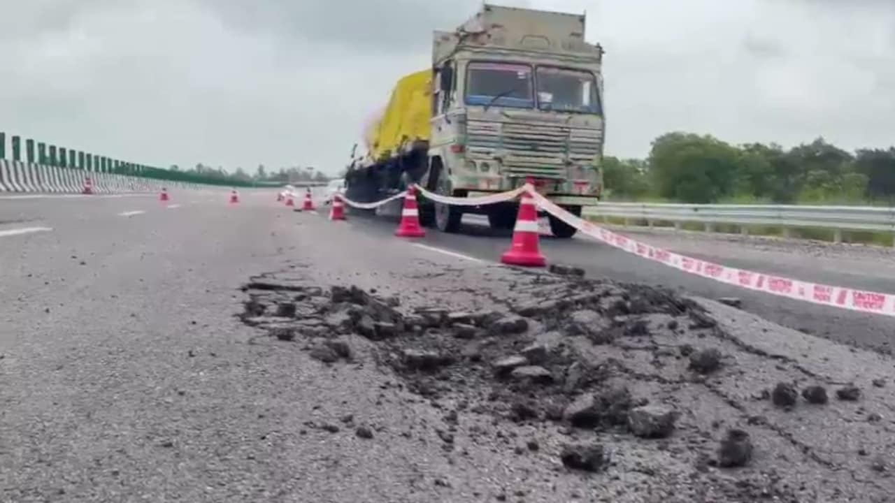 पंखों से सड़क सुखाने का कारनामा... फिर भी PNC इंफ्राटेक पर मेहरबान NHAI