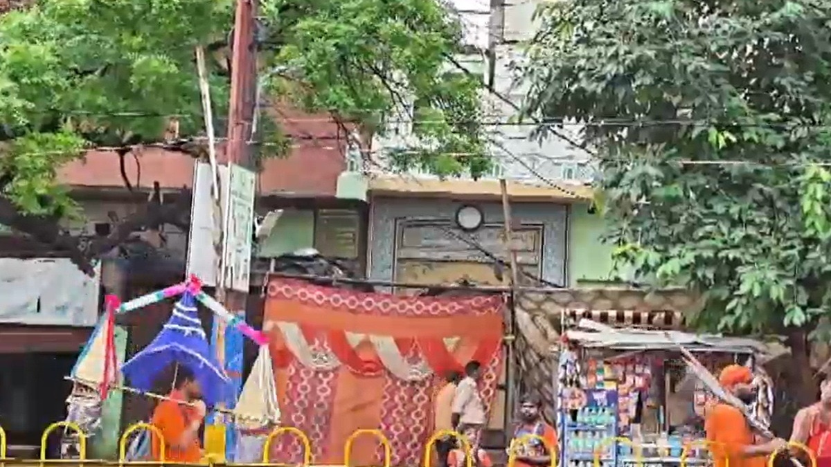 कांवड़ यात्रा के दौरान मस्जिद ढका. (Photo: Screengrab)