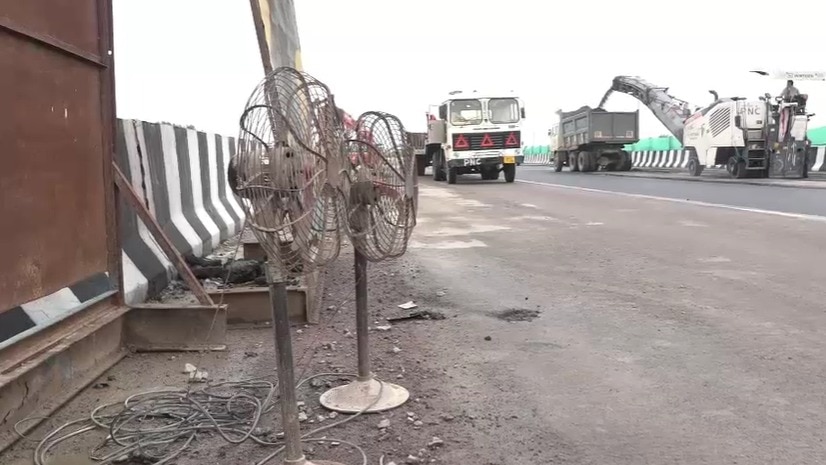 सड़क निर्माण के दौरान नमी को सुखाने के लिए तकनीकी उपकरणों की बजाय घरेलू टेबल फैन का इस्तेमाल किया जा रहा है. (फोटो-ITG)
