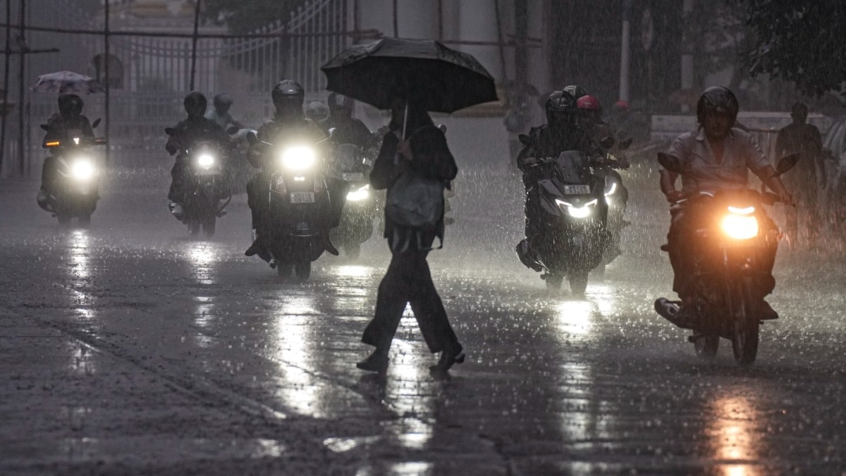 UP Rain Alert: यूपी के 37 जिलों में बारिश का अलर्ट, IMD के लेटेस्ट अपडेट में जानें कहां होगी सबसे ज्यादा बरसात