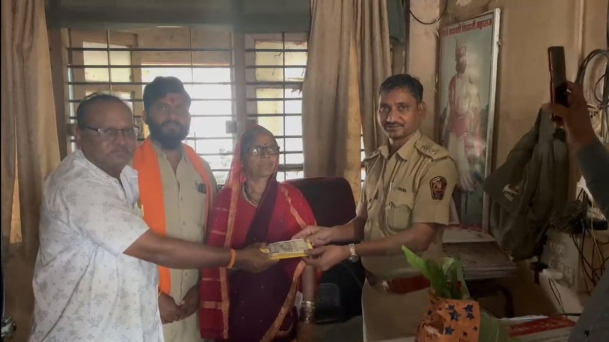 बुजुर्ग महिला ने खुशी में 1100 रुपये का कंडक्टर को दिया इनाम. (Photo: ITG)