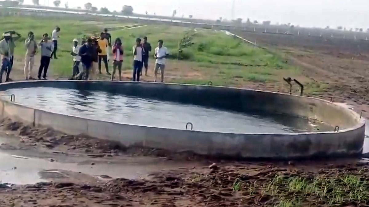 गुजरात के इसी कुएं का पानी लगातार हिल रहा है. (Photo: X)