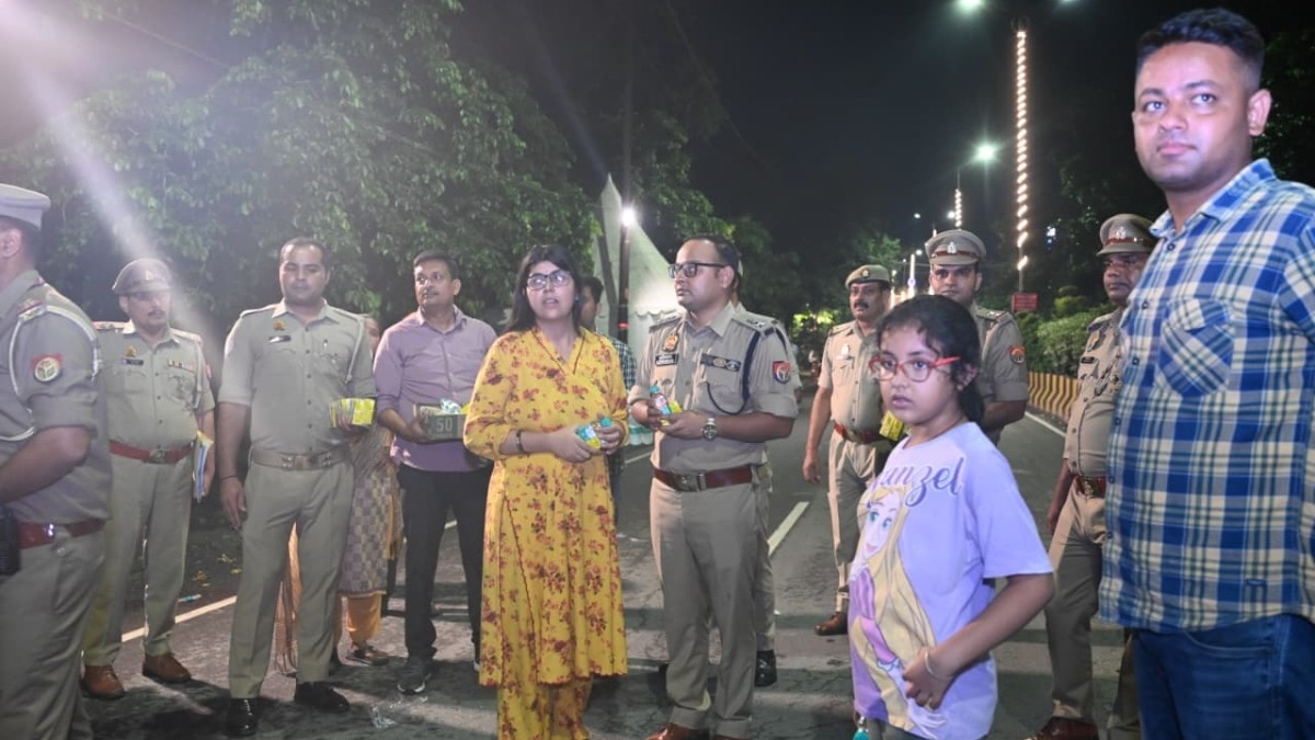 कांवड़ियों की सेवा करते सहारनपुर एसएसपी (Photo ITG)