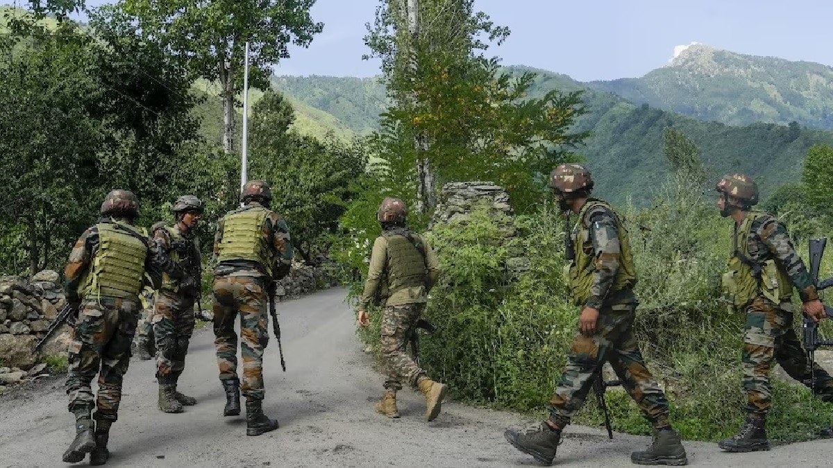 जम्मू-कश्मीर में आतंकियों की लगातार खोज होती रहती है. (Photo: ITG)