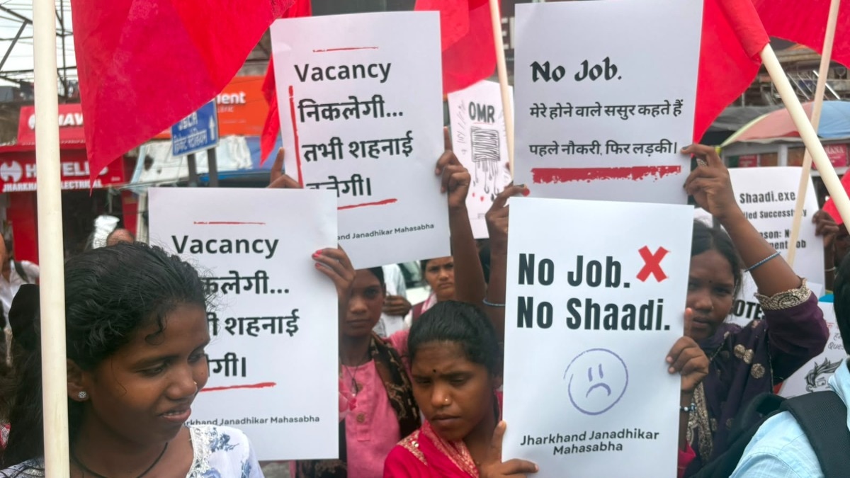 रांची में छात्राओं का यूनिक प्रोटेस्ट. (Photo- ITG)