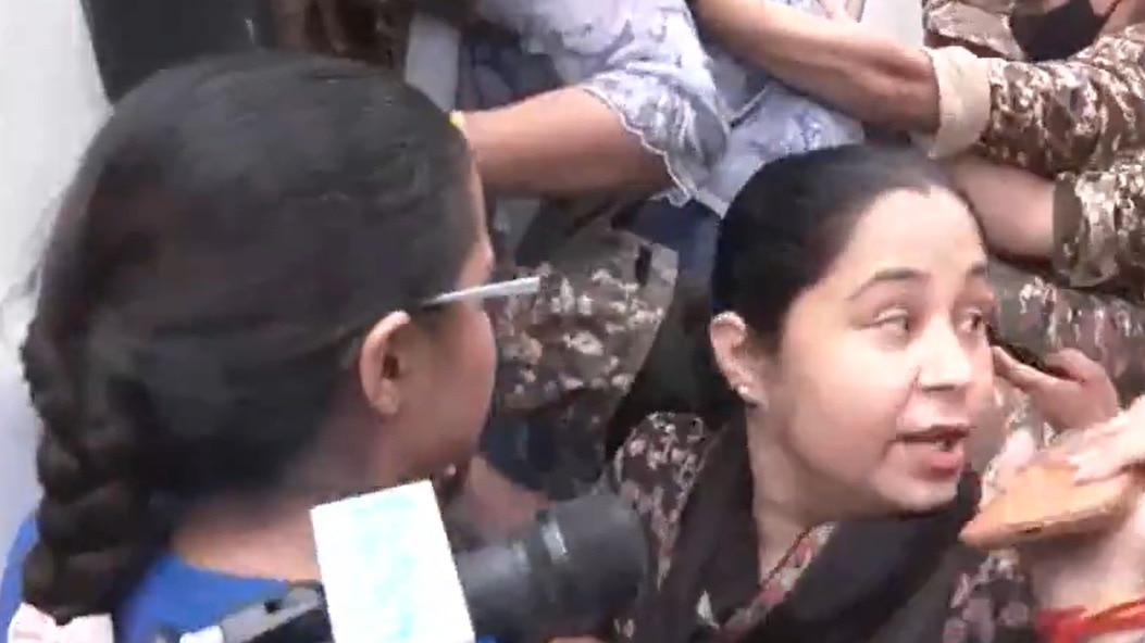 राहुल गांधी के घर के बाहर साधु-संतों ने भी प्रदर्शन किया. (Photo- Screengrab)