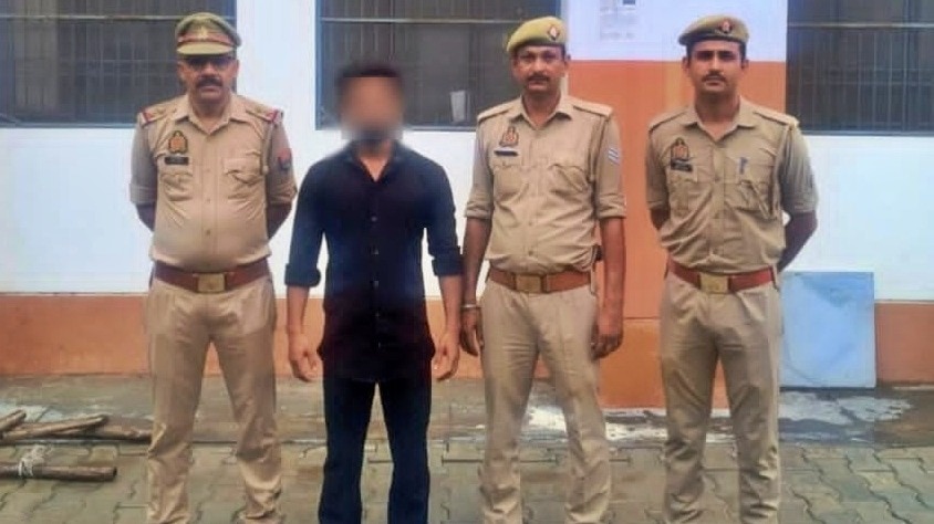 आगरा पुलिस की गिरफ्त में आरोपी प्रशांत गौतम (Photo: Screengrab)
