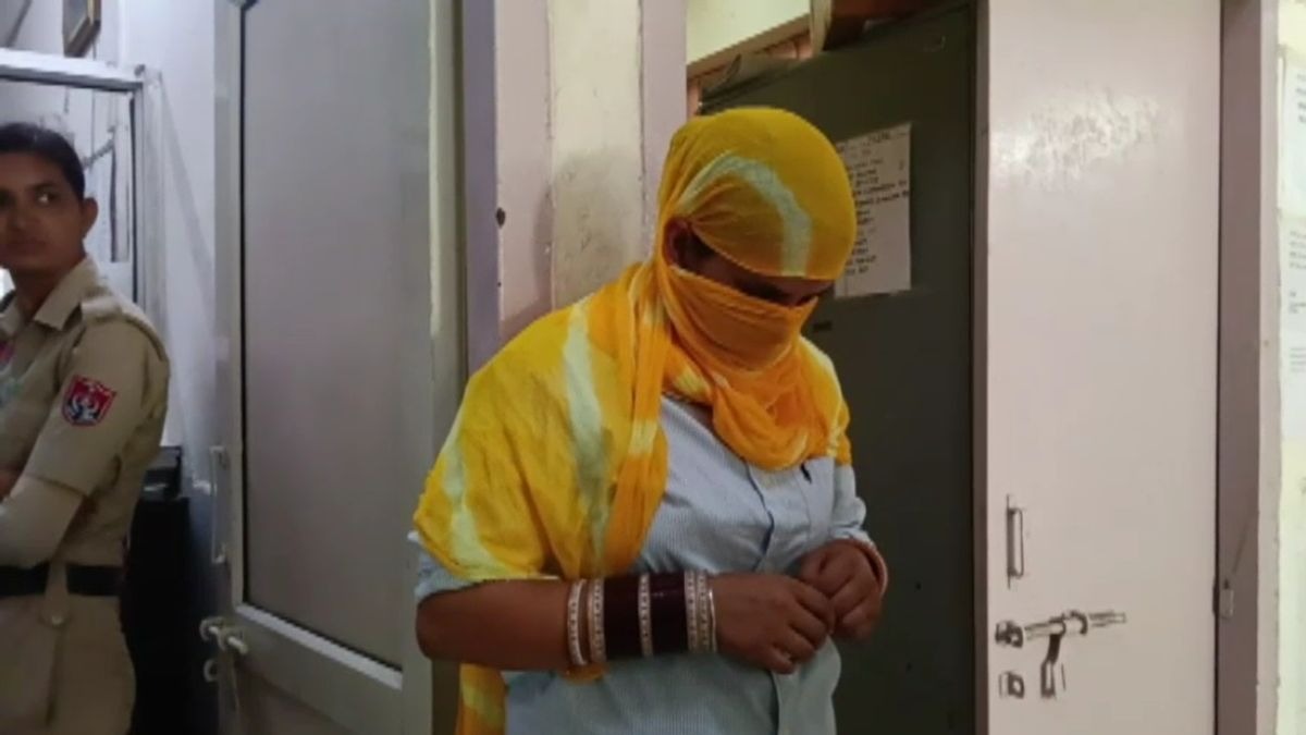 पुलिस ने पूछताछ के बाद महिला को किया अरेस्ट. (Photo: Screengrab)