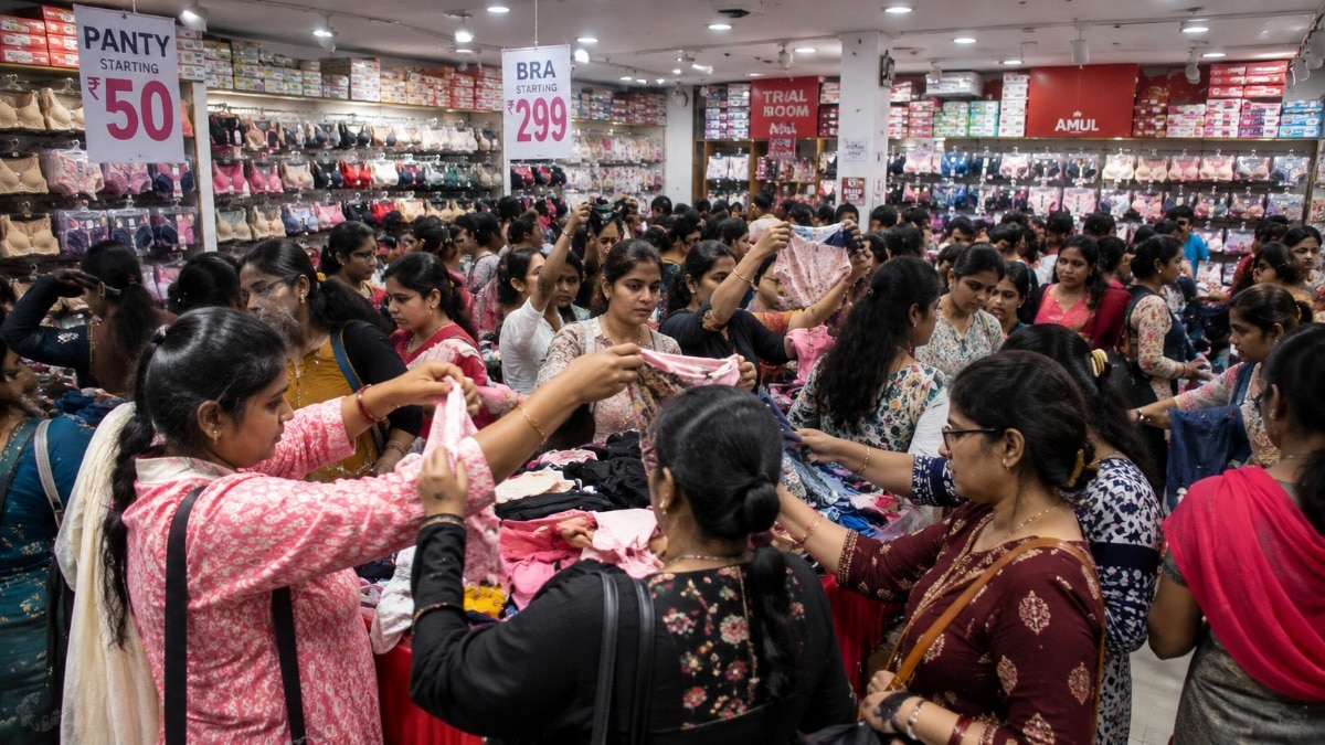 भारत में कई दूसरे देशों से इंपोर्ट होते हैं महिलाओं के अंडरगार्मेंट्स (Photo - AI Generated)