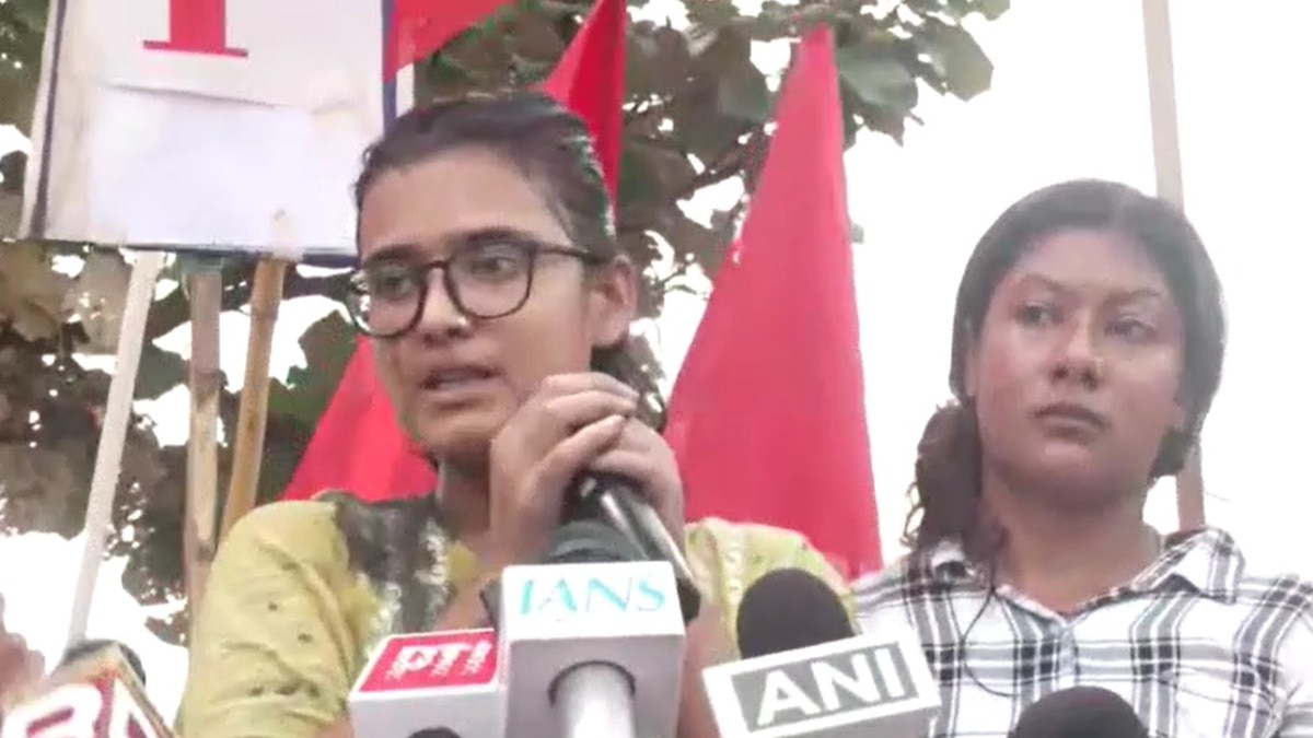 नेहा बोरा छात्रों के समर्थन में रांची पहुंची हैं. (Photo- Screengrab)