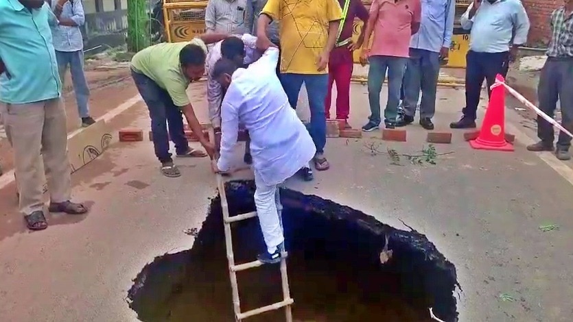आगरा के कमला नगर क्षेत्र में बारिश के बाद सड़क का हाल (Photo: Screengrab)